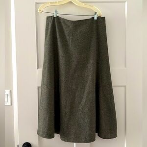 Wool/polyester blend skirt 
Size 16 Olive green